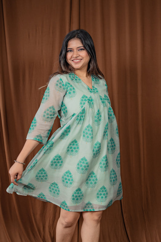 V-neck Motif print Midie Dress