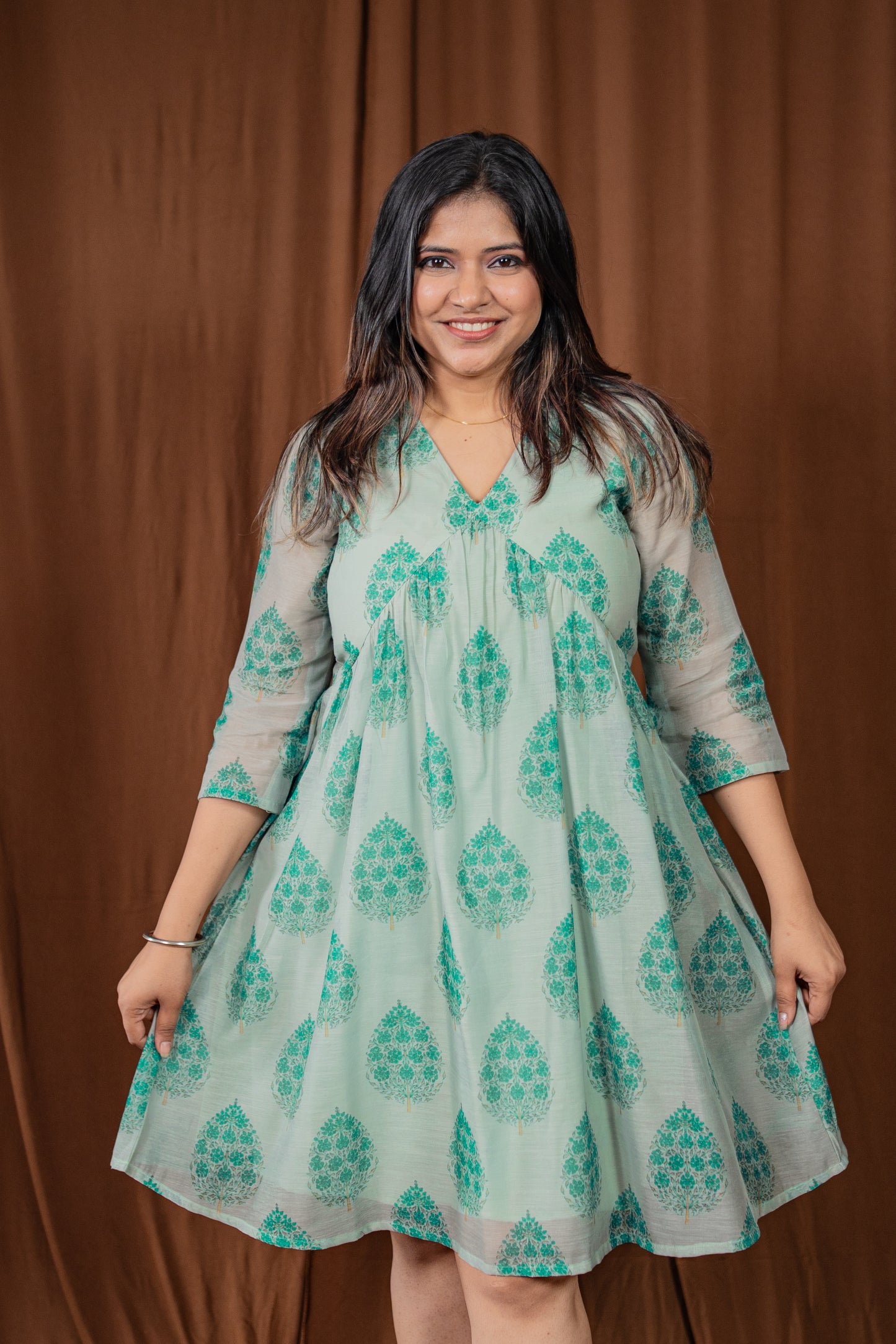 V-neck Motif print Midie Dress