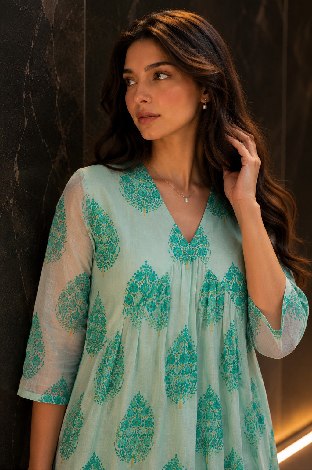 V-neck Motif print Midie Dress.