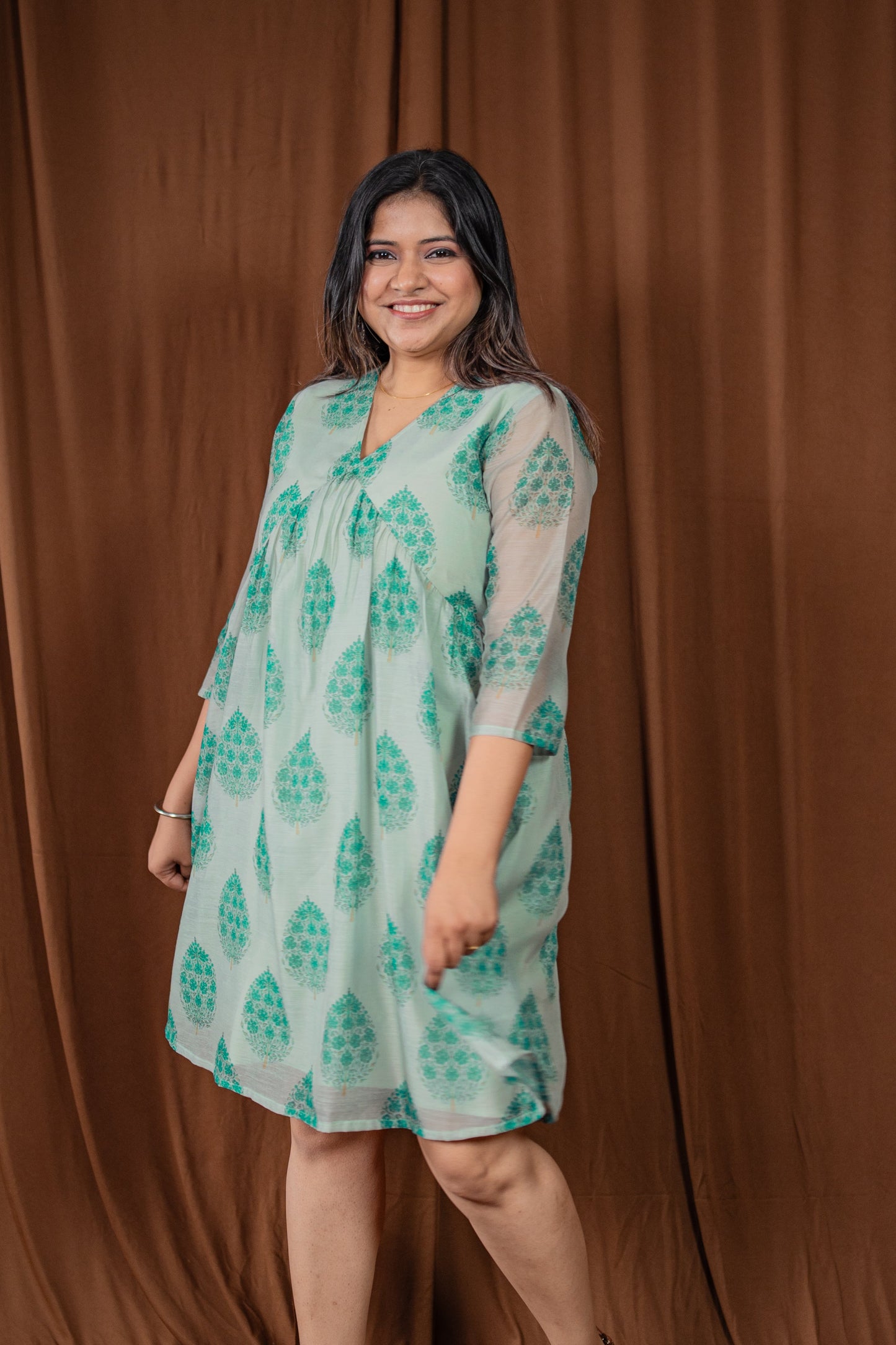 V-neck Motif print Midie Dress