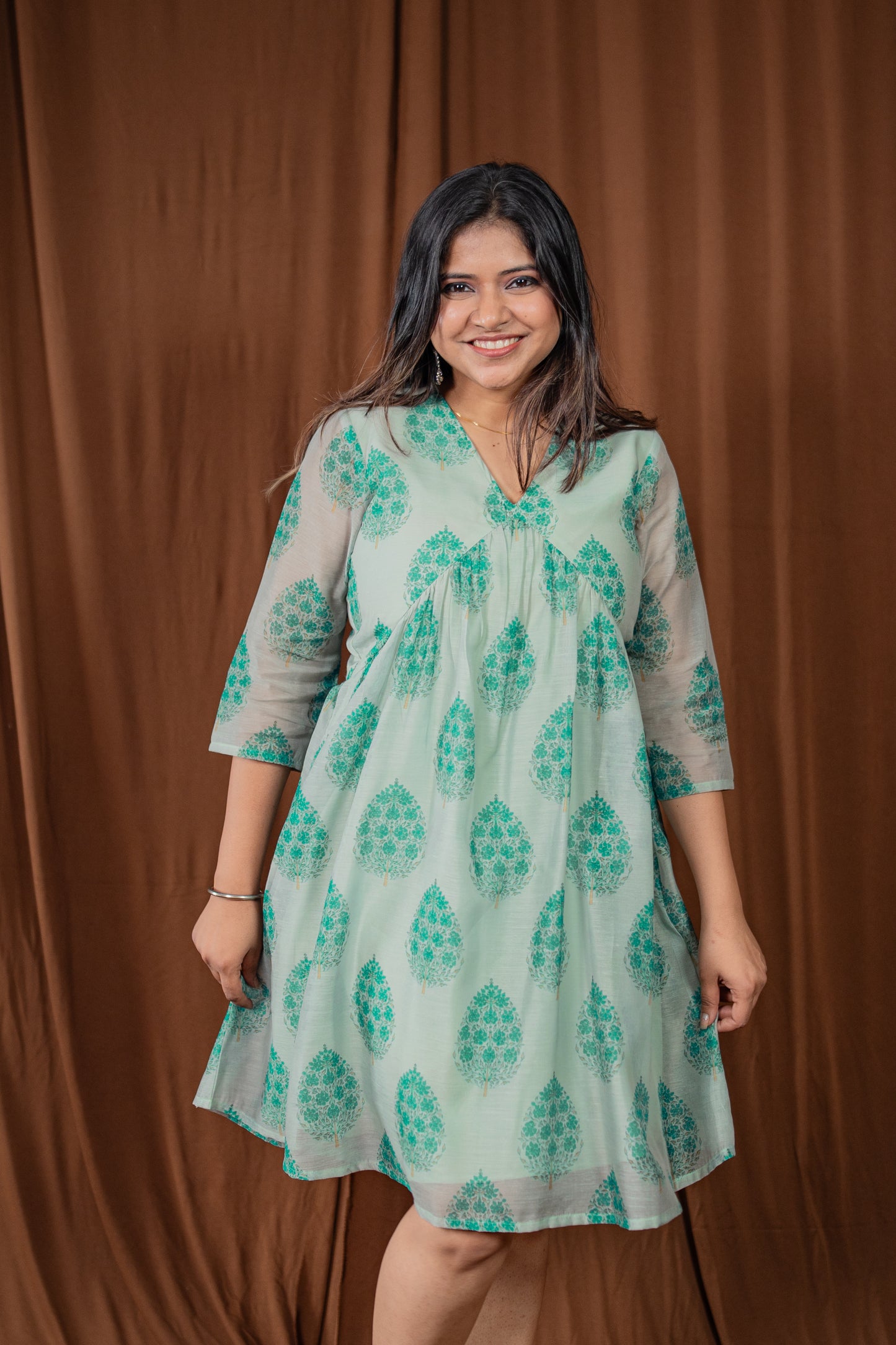 V-neck Motif print Midie Dress