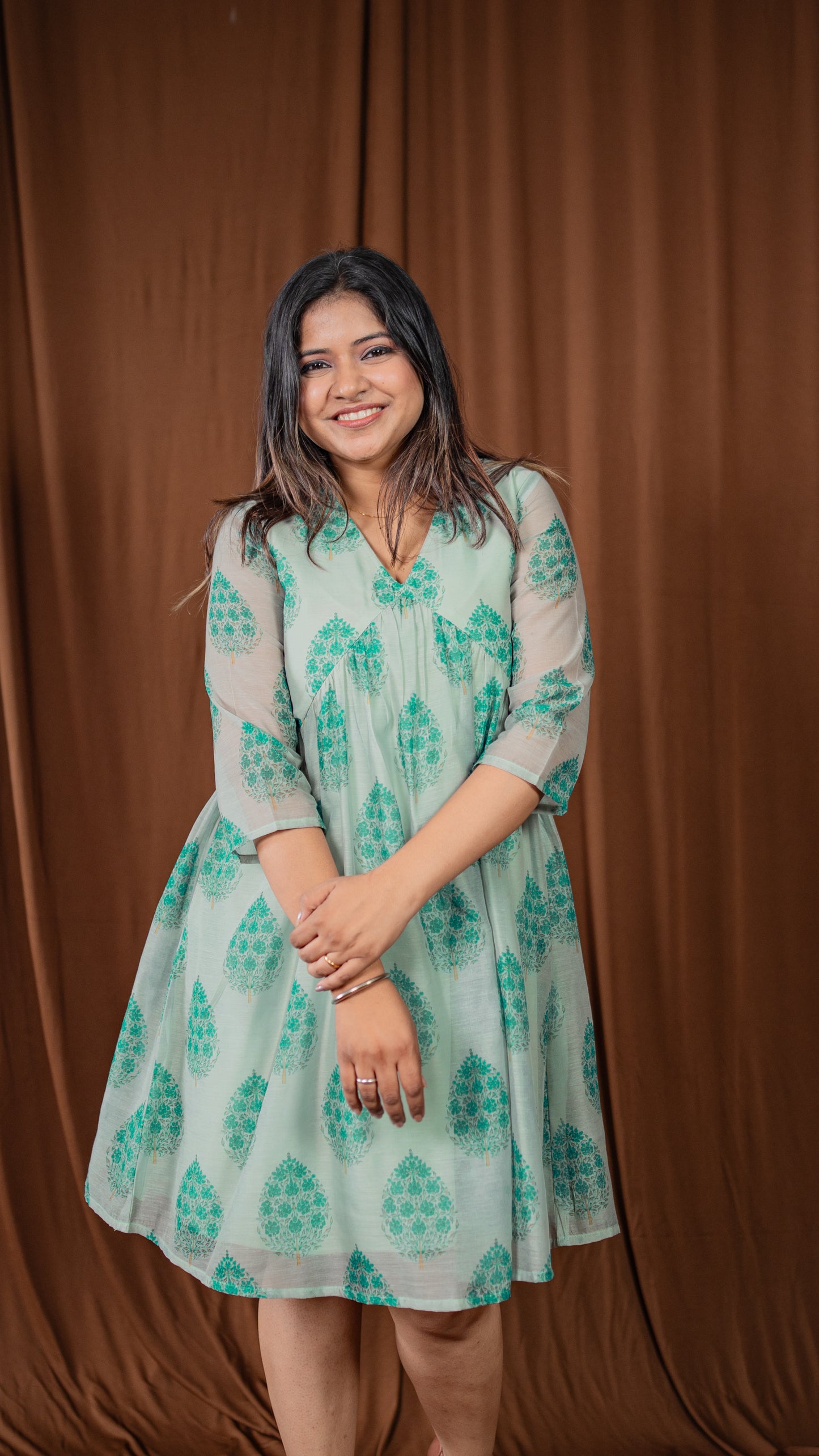 V-neck Motif print Midie Dress