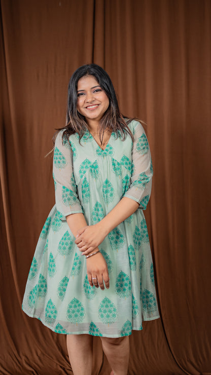 V-neck Motif print Midie Dress