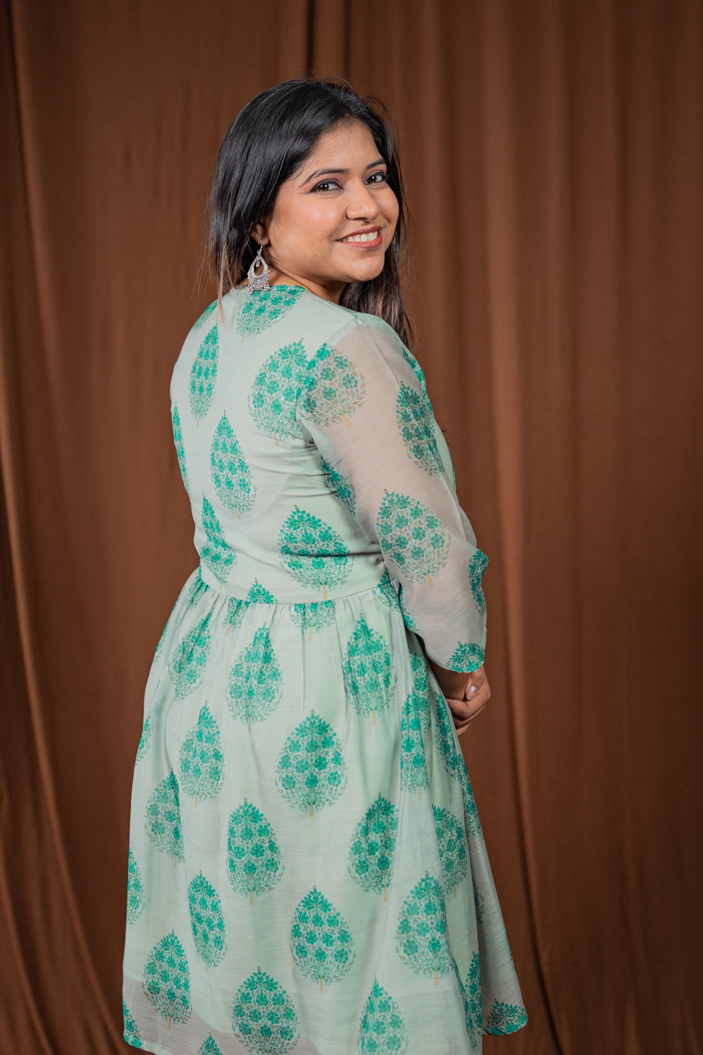 V-neck Motif print Midie Dress