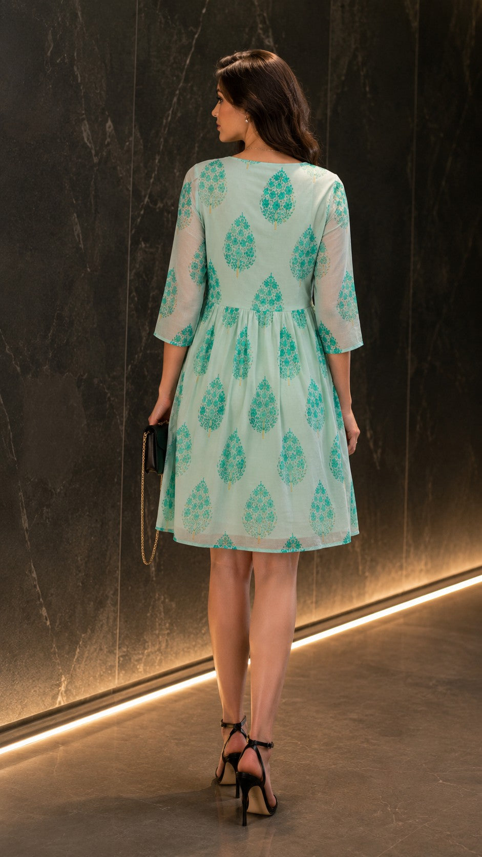 V-neck Motif print Midie Dress.