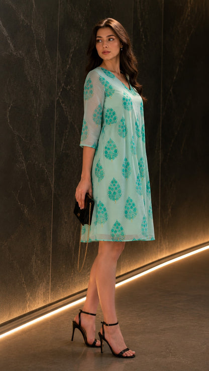 V-neck Motif print Midie Dress.