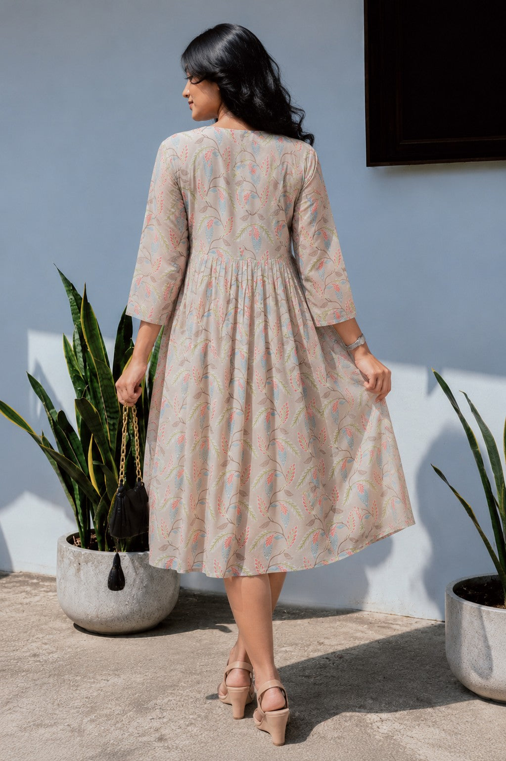 V-neck leaf print Midie Dress.