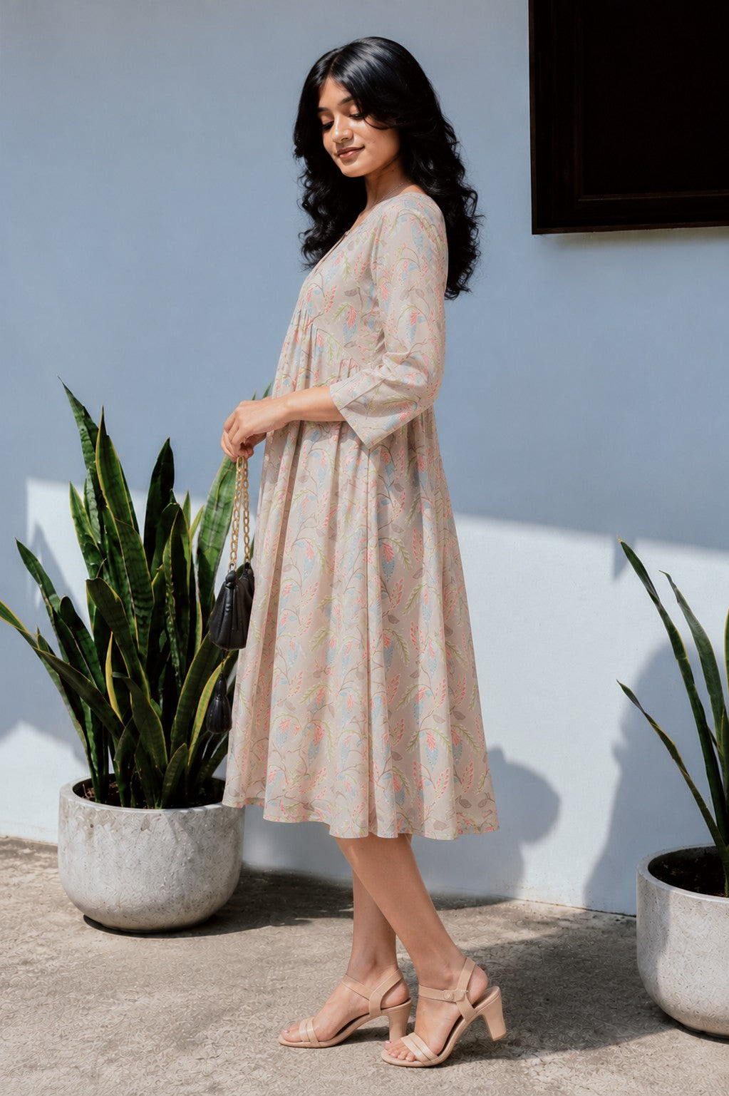 V-neck leaf print Midie Dress.